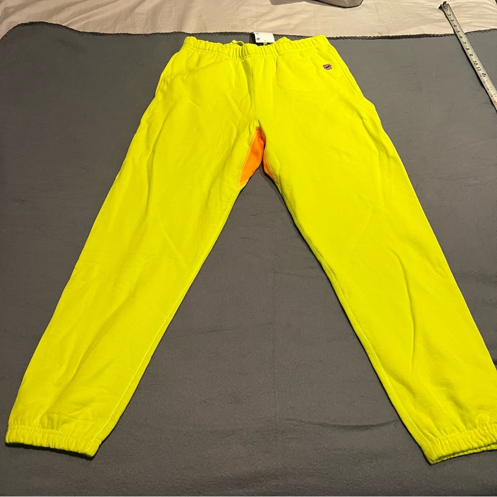 Beand new undefeated jogger sz L electric yellow